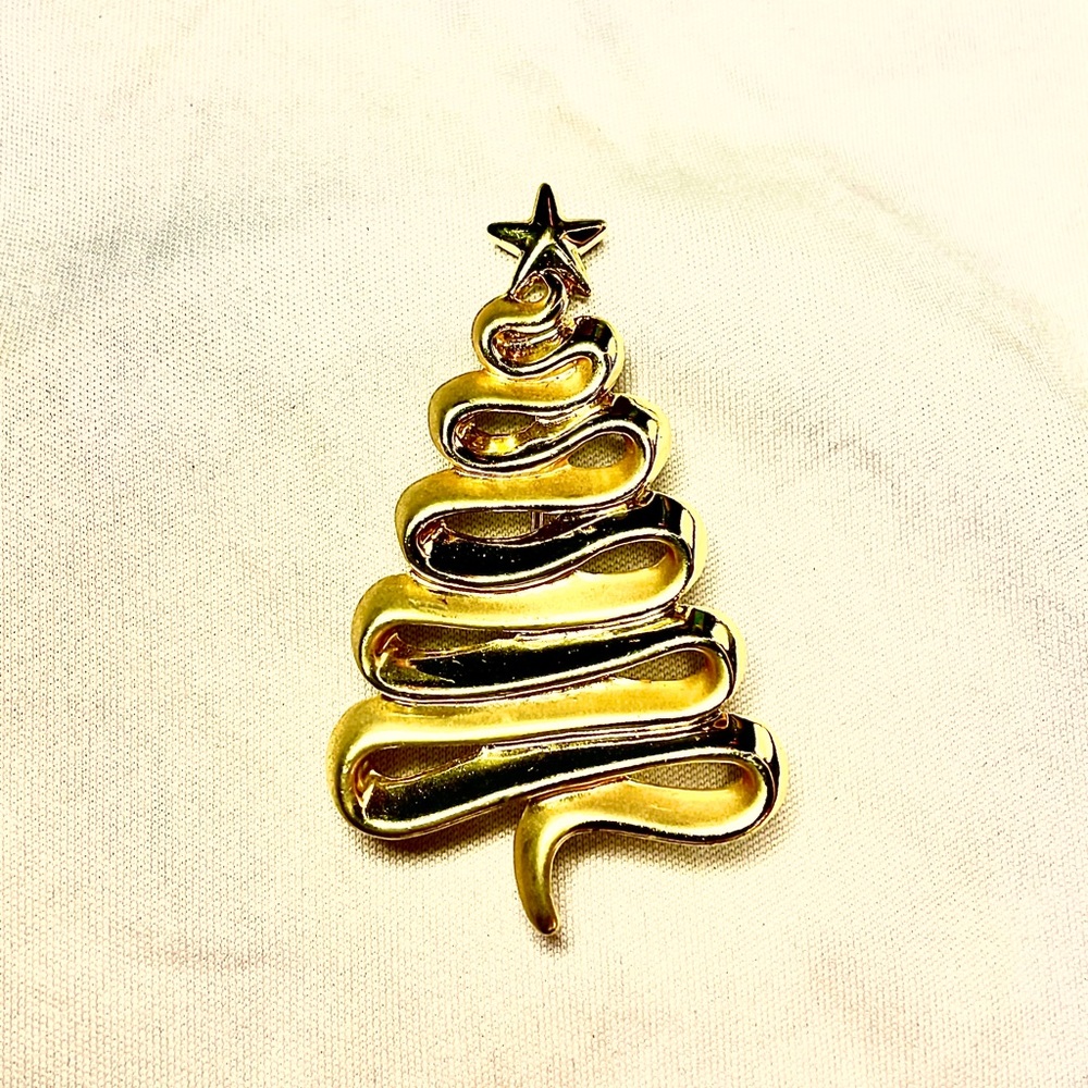 Vintage gold tone Christmas tree brooch